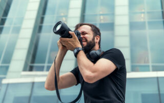 Een professionele architectuurfotograaf die in opdracht een gebouw fotografeert.
