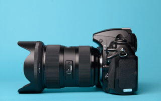 Een close-up foto van een DSLR camera.