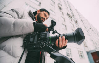 Documentaire fotograaf legt een stedelijk landschap vast, waarbij het dagelijks leven en de dynamiek van de stad centraal staan in de compositie.