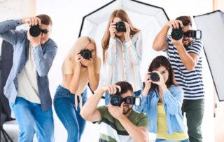 Een groep met beginnende fotografen die een fotografie cursus volgen.