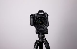 Een afbeelding met een statief voor een canon camera.