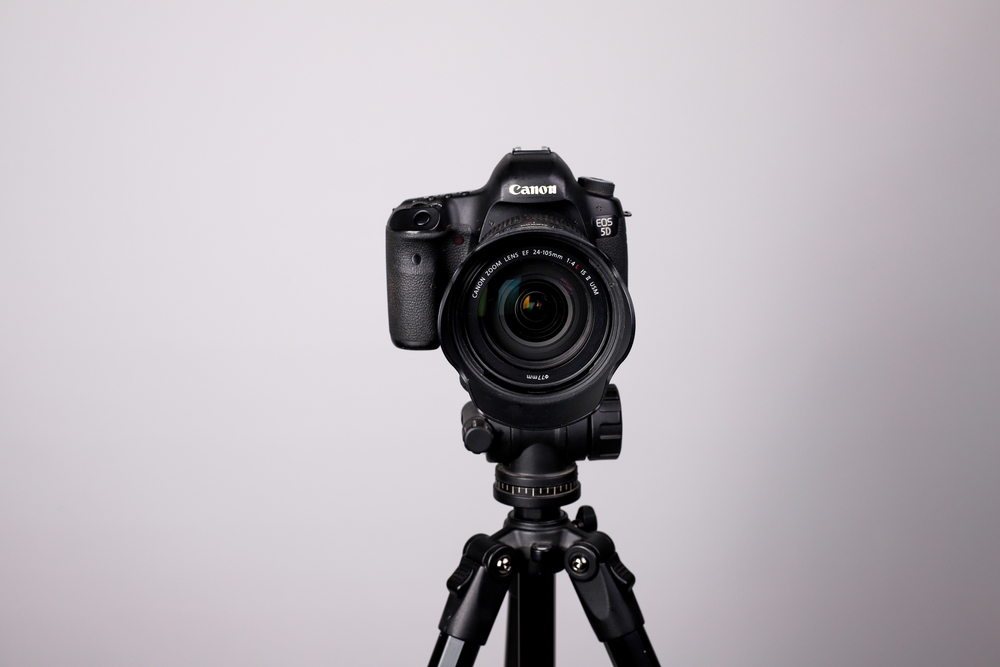 Een afbeelding met een statief voor een canon camera.