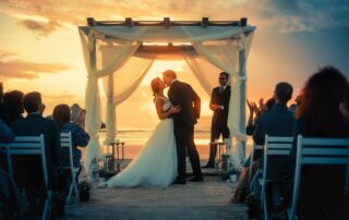 Een trouwfoto die gemaakt is op een prachtige locatie aan het strand. Op de foto staan een man en een vrouw die elkaar een kus geven voor hun familie en vrienden.