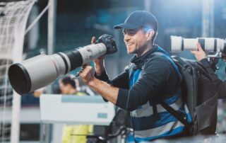 Sportfotograaf vangt een intens moment tijdens een voetbalwedstrijd, met spelers in actie en het publiek zichtbaar op de achtergrond.