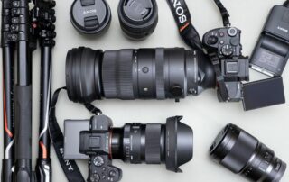 Een afbeelding van een Fullframe camera op een tafel met andere accessoires voor fotografie.