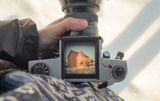 Een shot van een woning in het beeld van een camera. De perfecte woningfotografie afbeelding voor de verkoop van een woning.