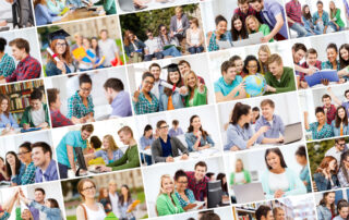 Schoolfotograaf in actie tijdens een schooluitvoering, waarbij de expressie en het talent van de optredende kinderen worden vastgelegd.