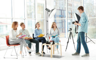 Studenten die zitten en luisteren bij fotografie academie Vette Foto.