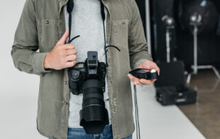 Een fotograaf die zijn lichtmeter checkt om een foto te kunnen maken.