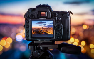 Scherptediepte op een camera: Het deel van een foto dat scherp is, terwijl voor- en achtergrond onscherp kunnen zijn, afhankelijk van diafragma-instellingen en focusafstand.