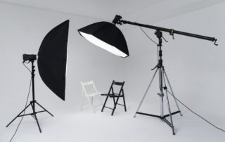 Een staande stripbox in een studio is een verticale lichtvorm die wordt gebruikt om gericht licht te produceren en specifieke belichtingseffecten te creëren. Het geeft fotografen de mogelijkheid om de richting en intensiteit van het licht nauwkeurig aan te passen voor hun fotoshoots.