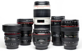 Zes verschillende telephoto lenzen op een tafel geplaatst. De lenzen variëren in grootte, van groot tot klein en middelgroot. Deze opstelling laat zien dat telephoto lenzen beschikbaar zijn in verschillende formaten om aan de behoeften van verschillende fotografische situaties te voldoen. Fotografen kunnen kiezen uit deze assortiment lenzen om de gewenste brandpuntsafstand en zoommogelijkheden te bereiken.