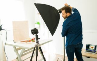 Een fotograaf gebruikt monolights tijdens een fotoshoot. Monolights zijn zelfstandige studioflitsers die gemakkelijk draagbaar zijn en vaak worden gebruikt in studiofotografie. Ze bieden de fotograaf volledige controle over de belichting en zijn handig voor verschillende fotografische toepassingen.