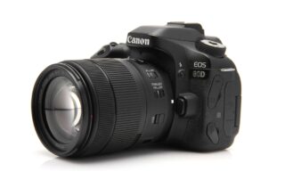 Een foto van een videocamera tegen een witte achtergrond. De videocamera staat centraal in de compositie en wordt duidelijk geïsoleerd tegen een schone, witte achtergrond. Deze weergave benadrukt de vorm, details en kenmerken van de camera en biedt een heldere visuele presentatie van het apparaat