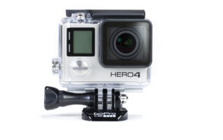 Een GoPro HERO4 actiecamera. De GoPro HERO4 is een compacte camera die speciaal is ontworpen voor actieopnamen en avontuurlijke activiteiten. Het staat bekend om zijn duurzaamheid en het vermogen om hoogwaardige video-opnamen te maken, zelfs onder extreme omstandigheden. Deze camera is populair bij sporters, avonturiers en filmmakers vanwege zijn draagbaarheid en mogelijkheid om adembenemende actiebeelden vast te leggen.