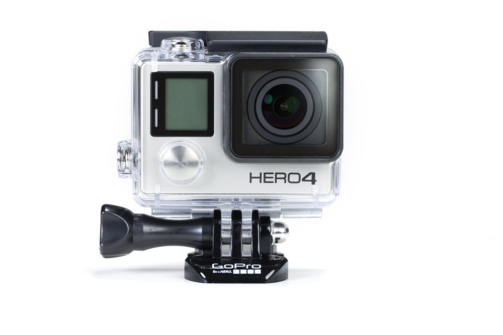 Een GoPro HERO4 actiecamera. De GoPro HERO4 is een compacte camera die speciaal is ontworpen voor actieopnamen en avontuurlijke activiteiten. Het staat bekend om zijn duurzaamheid en het vermogen om hoogwaardige video-opnamen te maken, zelfs onder extreme omstandigheden. Deze camera is populair bij sporters, avonturiers en filmmakers vanwege zijn draagbaarheid en mogelijkheid om adembenemende actiebeelden vast te leggen.