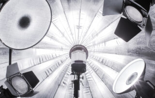 Een grote paraplu met lampen in het midden die schijnen, creëert een krachtige en gelijkmatige lichtbron voor de foto, waardoor de onderwerpen goed worden belicht en schaduwen worden verminderd. Dit zorgt voor een professionele uitstraling in de fotografie.