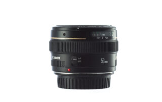 Een foto van een 50mm lens tegen een witte achtergrond. De 50mm lens staat centraal in de compositie en wordt geïsoleerd tegen een schone, witte achtergrond. Deze weergave benadrukt de lens zelf, inclusief de brandpuntsafstand, en geeft een heldere visuele presentatie van dit veelgebruikte type lens in de fotografie.