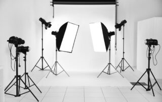 Er zijn veel voorbeelden en modellen van lichtstatieven in de studio, wat de diversiteit en de beschikbaarheid van deze apparatuur in de wereld van fotografie benadrukt. Lichtstatieven zijn een essentieel hulpmiddel voor het positioneren en regelen van verlichting in verschillende fotografische situaties.