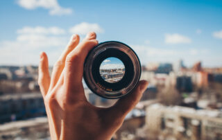 Resolutie is als kijken door een lens in de hand van een fotograaf. Vergelijkbaar met hoe een lens scherpstelt en details onthult wanneer je erdoor kijkt, beïnvloedt de resolutie van een foto de helderheid en de kwaliteit van wat je ziet. Een hogere resolutie zorgt voor meer details en scherpte, terwijl een lagere resolutie beelden minder gedetailleerd kan maken.