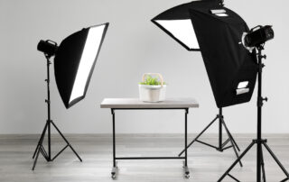 Bij een tafel zijn twee licht modificatoren geplaatst, wat aangeeft dat de fotograaf nauwkeurige controle heeft over de belichting van het onderwerp op de tafel. Deze modificatoren worden gebruikt om het licht te vormen en te verzachten, waardoor de tafel en de objecten erop optimaal worden belicht. Dit kan nuttig zijn bij het maken van productfoto's of andere tafelscènes.