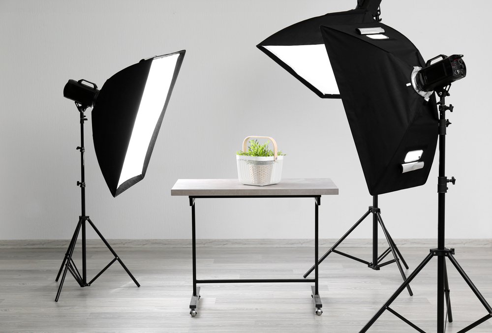 Bij een tafel zijn twee licht modificatoren geplaatst, wat aangeeft dat de fotograaf nauwkeurige controle heeft over de belichting van het onderwerp op de tafel. Deze modificatoren worden gebruikt om het licht te vormen en te verzachten, waardoor de tafel en de objecten erop optimaal worden belicht. Dit kan nuttig zijn bij het maken van productfoto's of andere tafelscènes.