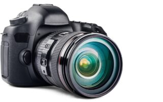 Een close-up van een digitale camera. Deze opname toont de camera van dichtbij, waarbij de nadruk ligt op de details van het apparaat. Je kunt de lens, de knoppen en de textuur van de camera duidelijk zien. Deze weergave benadrukt de fysieke kenmerken van de digitale camera en illustreert de technologie achter het vastleggen van beelden.