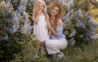 Een prachtige fotoshoot buiten met moeder en dochter voor kleurige bloemen.