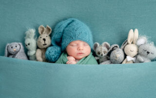 Een aandoenlijke newborn fotoshoot waarbij een pasgeboren baby wordt omringd door al zijn knuffels, zowel aan de linkerkant als aan de rechterkant. Deze compositie straalt de onschuld en het comfort uit van de pasgeborene, omringd door vertrouwde en geliefde knuffels. Newborn fotoshoots creëren vaak een gezellige en warme sfeer die de baby's eerste momenten in de wereld vastlegt.