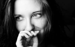 Een indrukwekkende zwart-witfoto van een vrouw in close-up, vastgelegd door een bedreven zwart wit fotograaf. Deze foto legt de expressie en de details van het gezicht van de vrouw op een krachtige manier vast. Zwarte en witte tinten worden gebruikt om de diepte van emoties en karaktertrekken te benadrukken zonder afleiding van kleur. Het resultaat is een prachtig monochroom portret dat de kunst van zwart-witfotografie belichaamt.